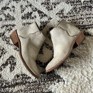 Frye Women's Cream Ankle Boots